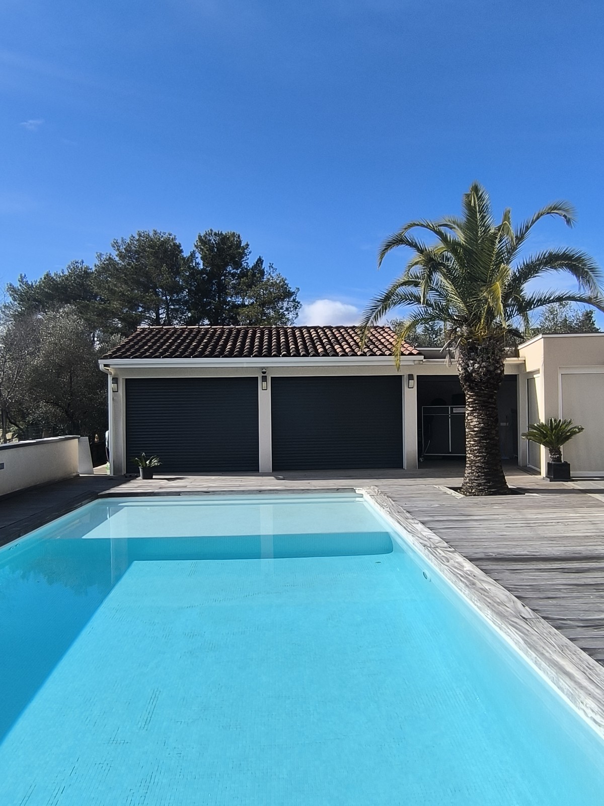 
Pose de 3 portes de garages enroulables dans coffre aluminium pour Pool House à Rouffiac-Tolosan (31)