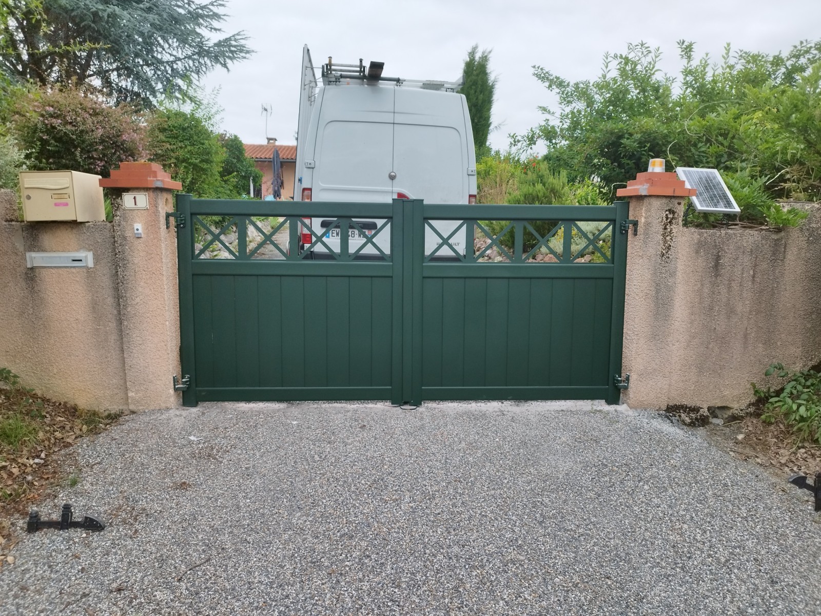 Fourniture et pose d'un portail battant en aluminium motorisé sur SEYSSES 31600
