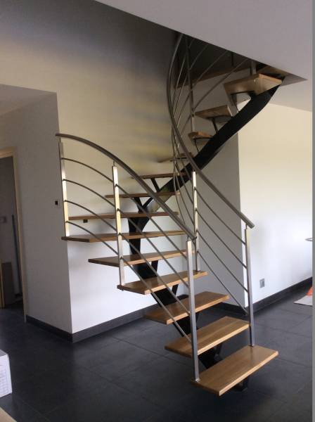 Escalier design sur mesure – Alliance du métal et du bois